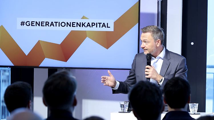 "Das kann nur der Beginn sein", sagte Finanzminister Lindner und stellt schon ab diesem Jahr Kredite in Höhe von zehn Milliarden Euro bereit.
