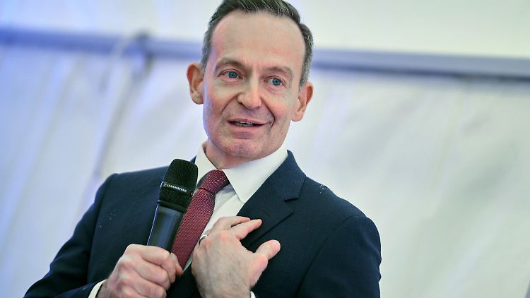 Nicht später als zum 1. Mai soll das 49-Euro-Ticket nach Wunsch von Bundesverkehrsminister Wissing starten. 