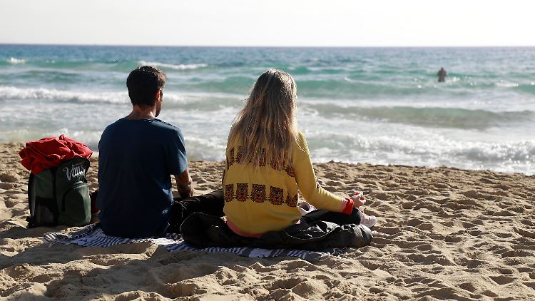 Mit einer unbegrenzten Zahl von bezahlten Urlaubstagen wollen immer mehr Firmen begehrte Bewerber anlocken.