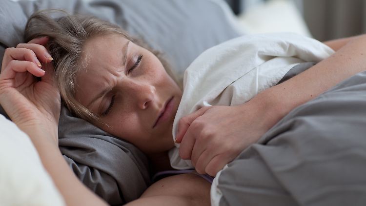 Ein Frühsymptom von Parkinson kann eine Störung des Traumschlafs, der REM-Schlaf-Phase sein. 