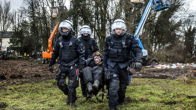 Die meisten Aktivisten lassen sich laut der Aachener Einsatzstelle friedlich wegtragen.