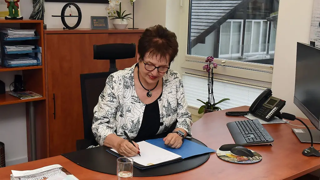 Angelika-Hoell-hilft-ihren-Kunden-als-Vermoegensberaterin-dabei-passende-Loesungen-fuer-die-Geldanlage-zu-finden