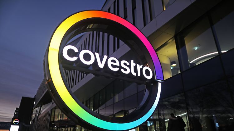 Auch operativ verdiente Covestro weniger.
