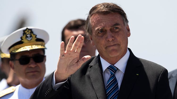 Bolsonaro wirft mit seinen Millionen-Ausgaben Fragen auf.