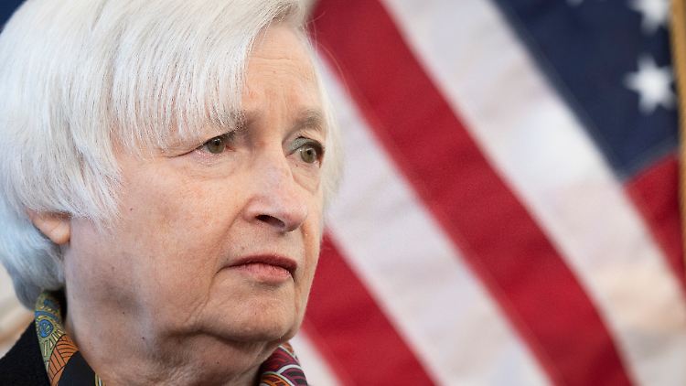 Skeptischer Blick: US-Finanzministerin Yellen fordert eine Anhebung der Schuldengrenze, da sonst eine Zahlungsunfähigkeit des Staates droht. 