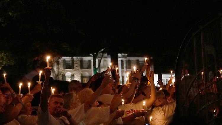 Graceland ist eine Pilgerstätte für Elvis-Fans. Das Bild zeigt Fans bei einer Gedenkveranstaltung, die jährlich dort stattfindet.