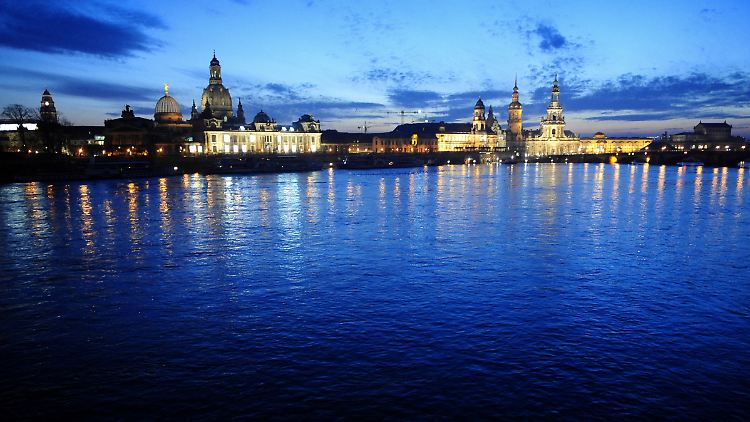 Sieht romantisch aus, ist für die Betroffenen aber furchtbar: Hochwasser in der Innenstadt von Dresden.