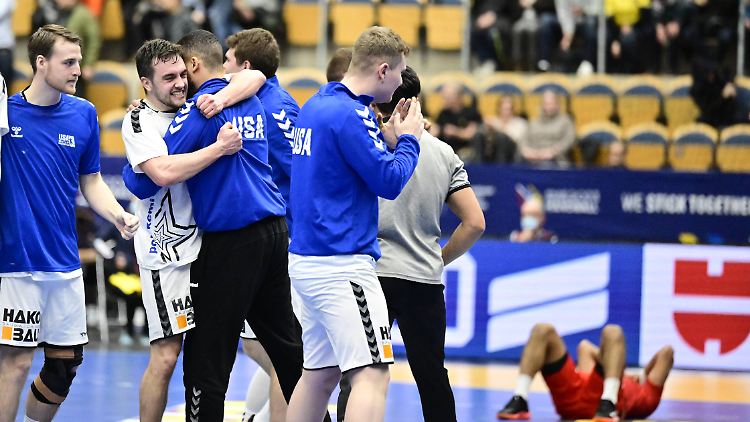 Große Freude bei den USA. Der erste Sieg bei einer Handball-WM ist perfekt. 