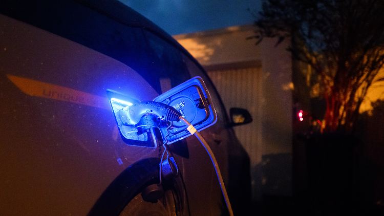 Auf den Anschluss einer Ladestation ans Stromnetz müssen E-Auto-Besitzer bis zu acht Monate warten.