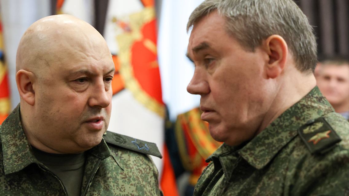 Erst Anfang Oktober war der russische Armeegeneral Sergei Surowikin (links) zum Kommandeur der russischen Truppen in der Ukraine ernannt worden. Drei Monate später übernimmt Generalstatschef Waleri Gerassimow die Führung.