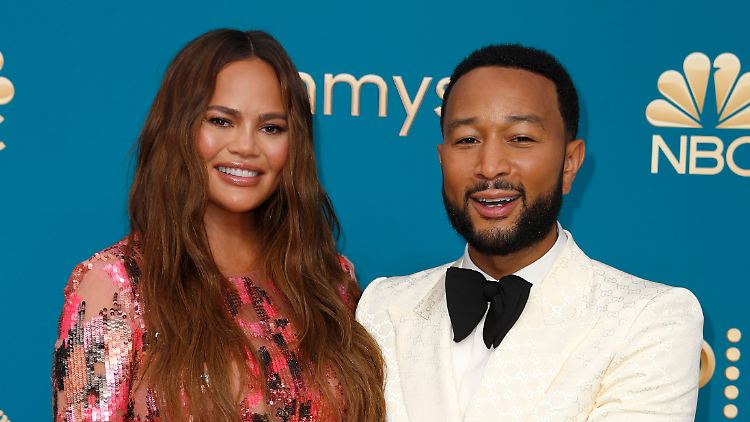 "Wir haben heute Morgen ein kleines Baby bekommen," freuen sich Chrissy Teigen und John Legend.