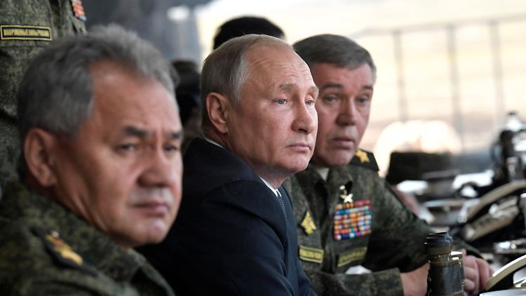 Schoigu, Putin und Gerassimow (v.l.) bei einer Militärübung (Archivbild).