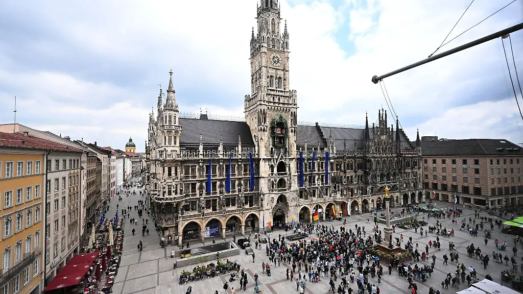 Klimaaktivist-Luca-Barakat-spricht-bei-einer-Demonstration-auf-dem-Marienplatz-in-Muenchen