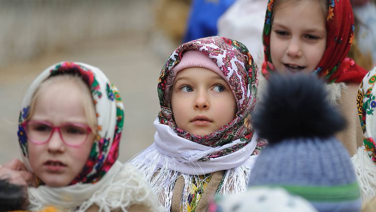Ukrainische Kinder nehmen Anfang Januar in Lviv an einem Weihnachts-Umzug teil.