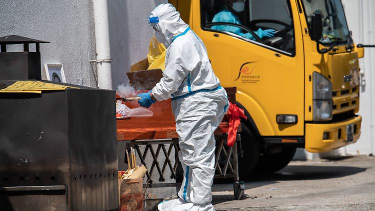 Ein Leichenbestatter bereitet die Leiche eines Covid-19-Opfers für die Beerdigung vor. 