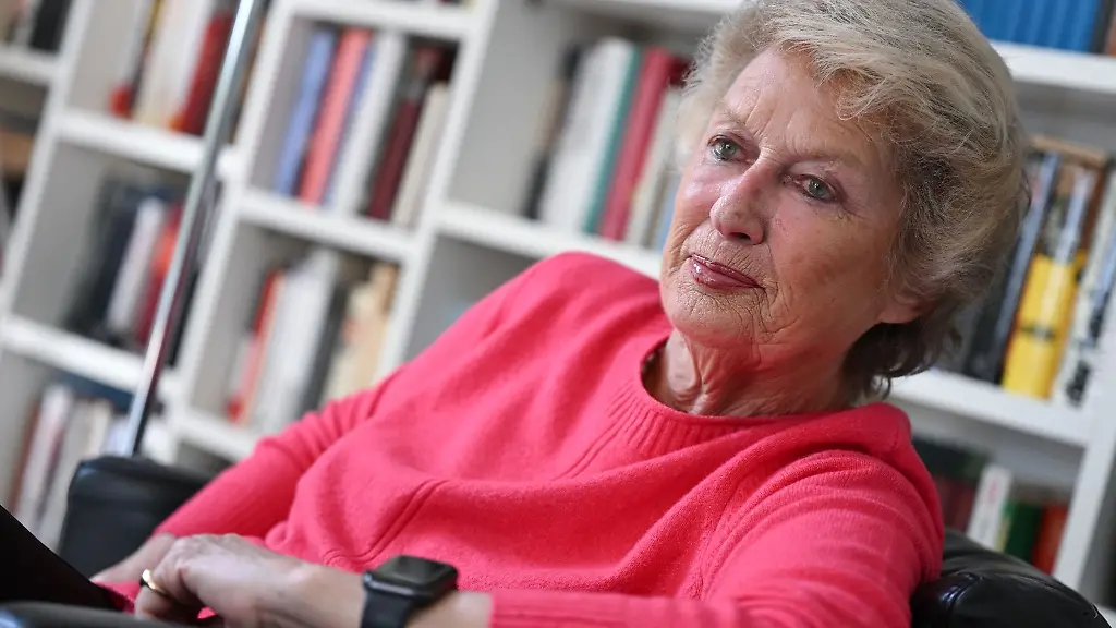 Petra-Roth-CDU-fruehere-Oberbuergermeisterin-der-Stadt-Frankfurt-am-Main-nimmt-an-einem-Interview-der-Deutschen-Presse-Agentur-dpa-teil