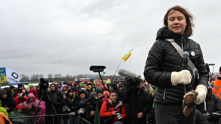 Mit Tausenden Demonstranten protestiert Greta Thunberg in Lützeraths Nachbardorf Keyenberg. 