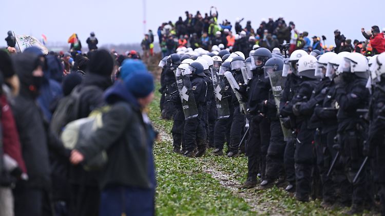 Die Polizei wendet nach eigenen Angaben "unmittelbaren Zwang" an, um Demonstranten von Lützerath und vom Tagebau fernzuhalten. 