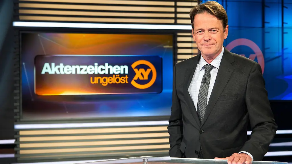 Moderator-Rudi-Cerne-von-der-ZDF-Sendung-Aktenzeichen-XY-Ungeloest-steht-im-Studio