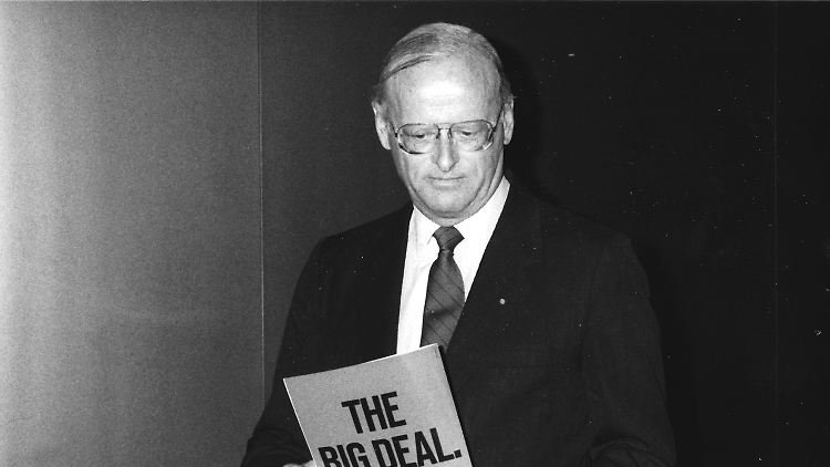 Der große Deal? Auf das China-Geschäft trifft das zu: Carl Hahn 1988 bei einer Pressekonferenz in Wolfsburg.