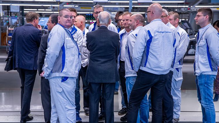 Ein gefragter Mann: Carl Hahn (M.) 2019 bei der Veranstaltung für den Produktionsstart des Elektroautos ID.3 mit Arbeitern am Montageband.