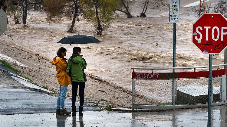 Auch in Los Angeles flossen große Wassermassen durch die Straßen. 