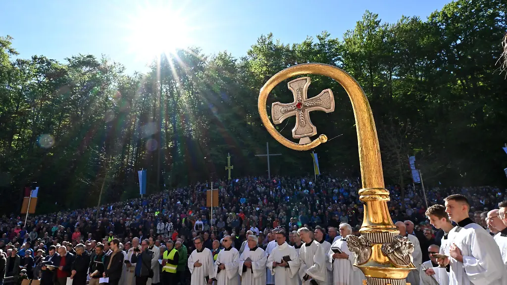 Wallfahrer-feiern-einen-Gottesdienst-an-der-Wallfahrtskirche-Klueschen-Hagis