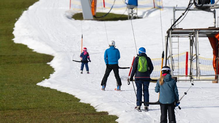 Kaum Schnee, dazu oft künstlich herbeigeführt: Ein Bild, an das sich Skisport-Freunde in Zukunft werden gewöhnen müssen.