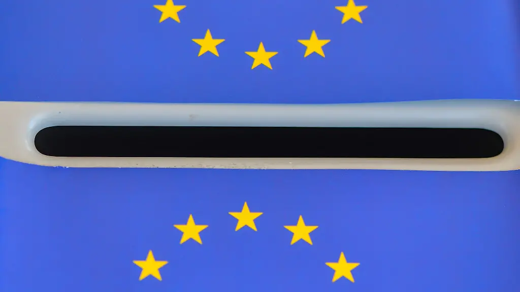 Europa-Faehnchen-liegen-auf-einer-Wahlurne