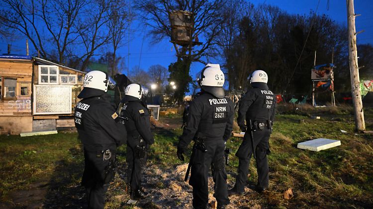 Die Nacht zum Sonntag in Lützerath soll laut Polizeiangaben ruhig verlaufen sein. 