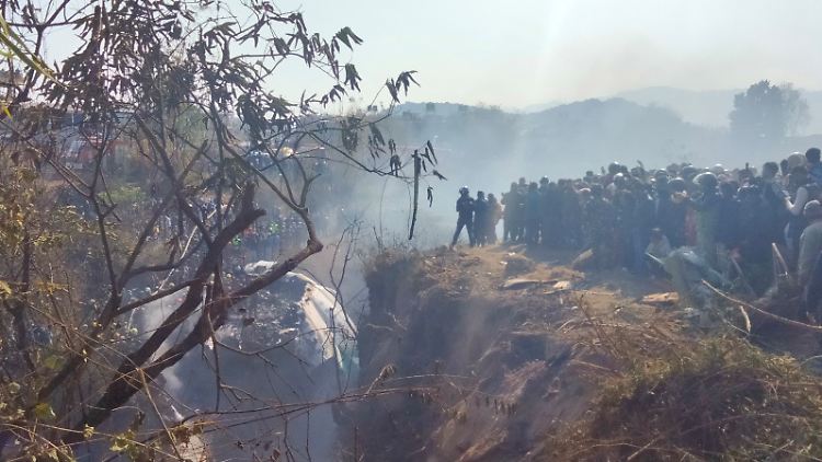 Zahlreiche Menschen versammeln sich an der Absturzstelle in Pokhara.