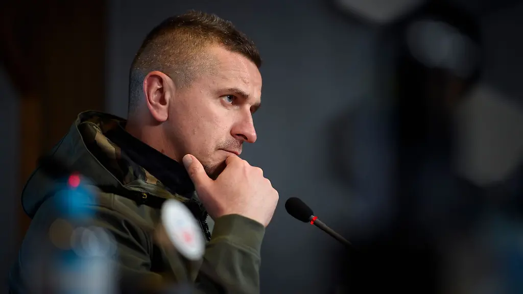 Rostocks-Trainer-Mersad-Selimbegovic-spricht-waehrend-der-Pressekonferenz-nach-dem-Spiel