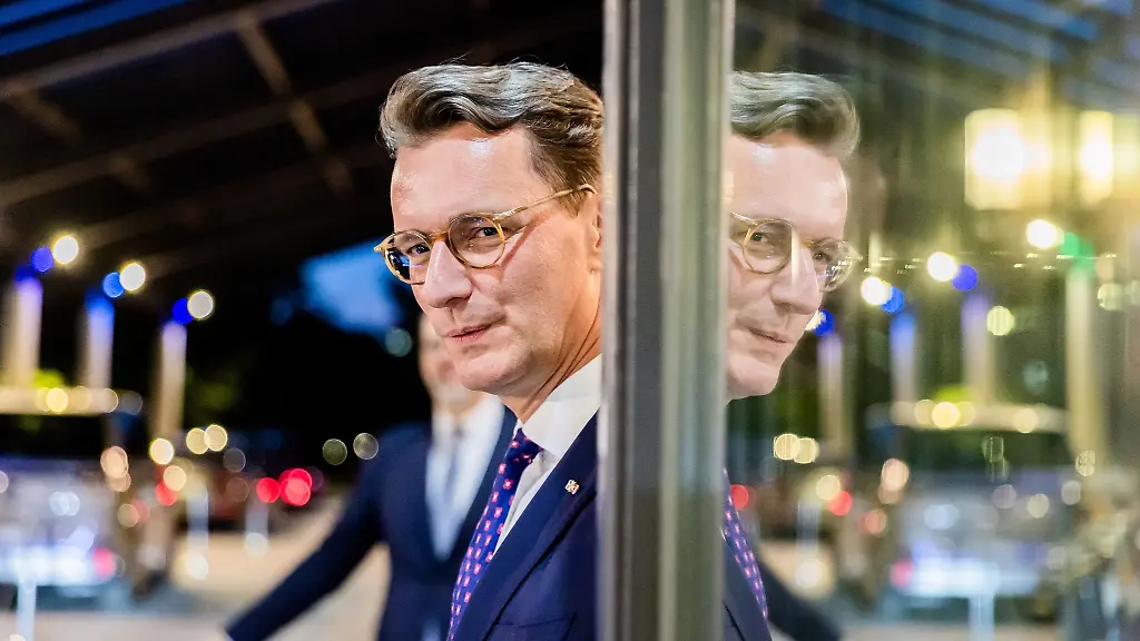 Hendrik-Wuest-CDU-Ministerpraesident-von-Nordrhein-Westfalen-wartet-beim-NRW-Delegiertenabend-am-Hotel-Estrel-auf-den-CDU-Bundesvorsitzenden-Merz