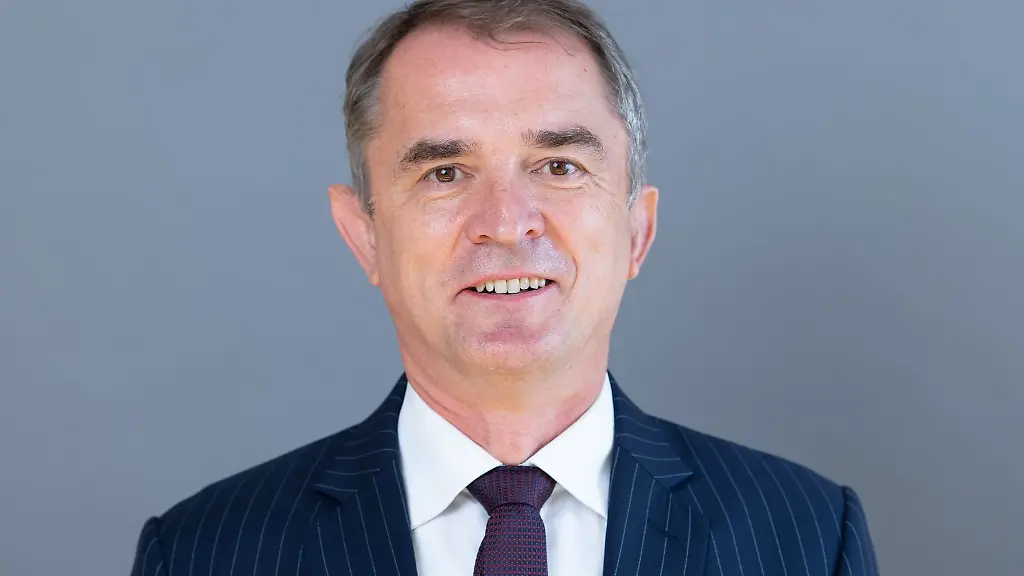 Marco-Tullner-CDU-Landtagsabgeordneter-steht-anlaesslich-der-konstituierenden-Sitzung-des-Landtags-vor-einer-Fotowand