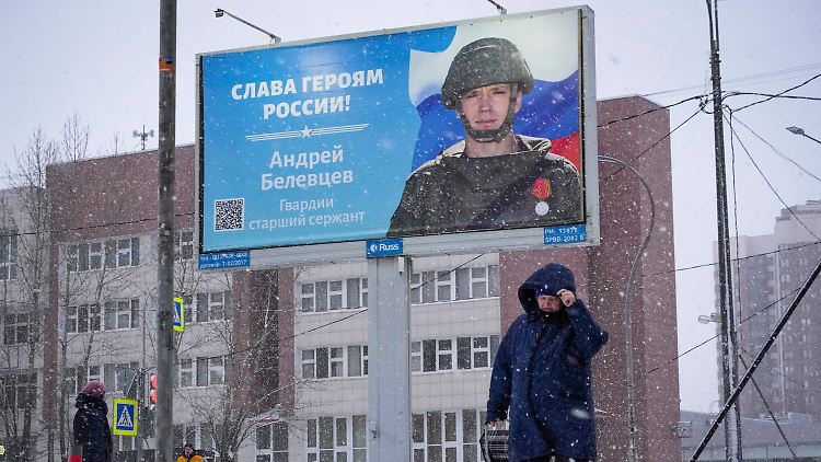 "Ruhm den russischen Helden": Mit diesen Parolen wirbt Russland um weitere Soldaten. Doch offenbar reicht der Ruhm als Anreiz nicht aus.
