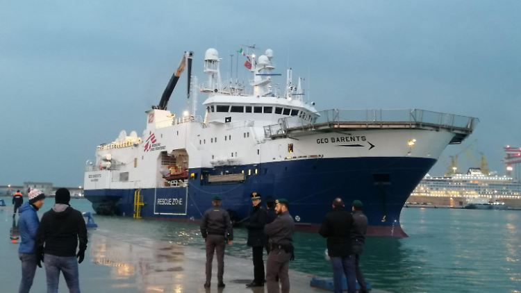 Die "Geo Barents" im Hafen von Ancona.