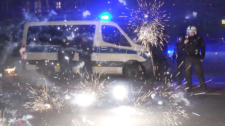 Vor allem in Berlin wurden Einsatzkräfte von Polizei und Feuerwehr immer wieder mit Böllern und Raketen attackiert. 