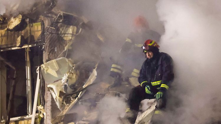 Rettungskräfte suchen in einem zerschossenen Wohnhaus in Dnipro nach Überlebenden.