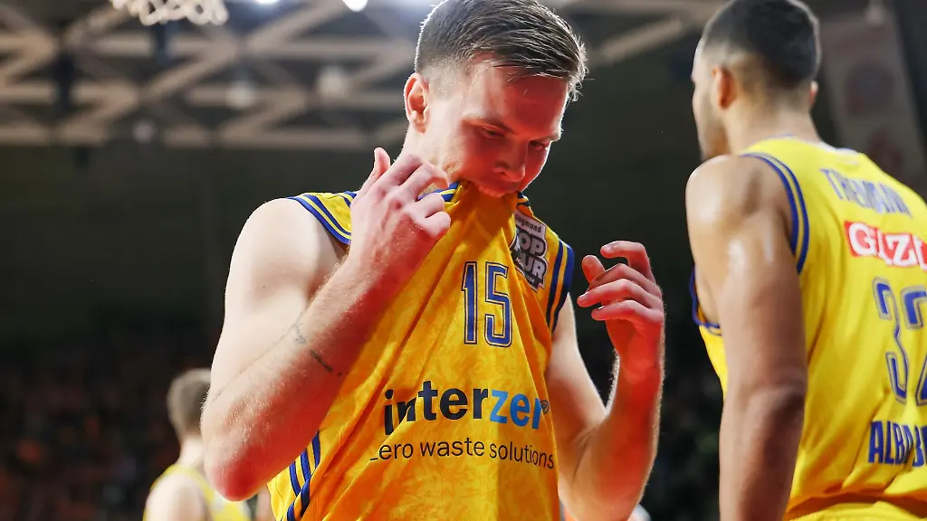 Basketball-BBL-Pokal-Alba-Berlin-ratiopharm-Ulm-Final-Four-Halbfinale-BMW-Park-Der-Berliner-Martin-Hermannsson-l-beisst-nach-der-Niederlage-gegen-ratiopharm-Ulm-in-sein-Trikot