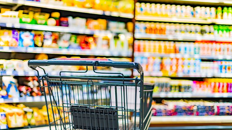 "Jeder von uns kennt Produkte, bei denen die Packungsgröße reduziert und der Preis erhöht wurde", sagt Verbraucherschützerin Pop.