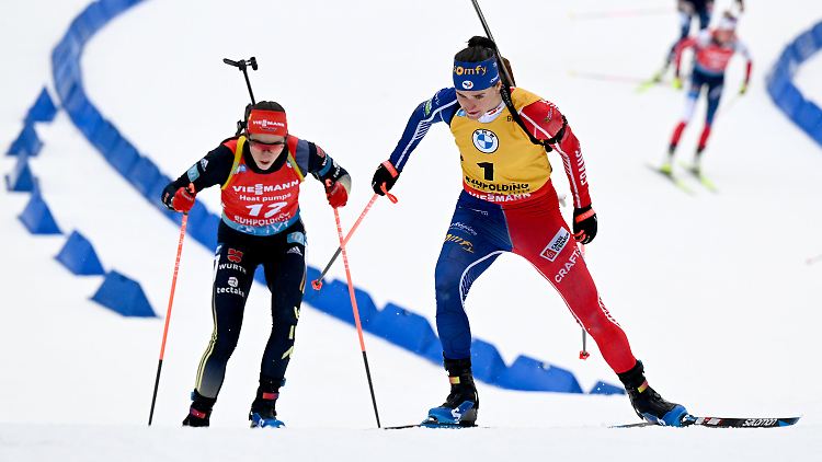 Beim Massenstart-Sieg der Französin Julia Simon (rechts) lief Vanessa Voigt auf einen guten fünften Platz.