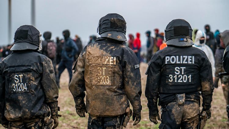 Die Verletzungen der Polizisten stammen teils nicht aus Auseinandersetzungen mit Demonstranten, sondern aus Unfällen, wie Umknicken im schlammigen Boden. 