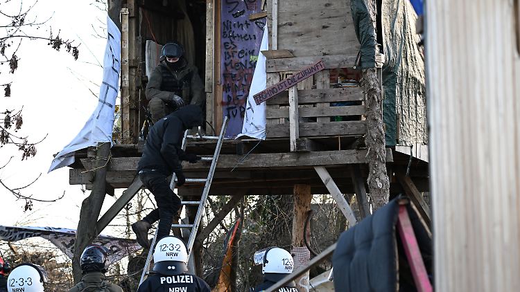 Polizisten räumen die Baumhäuser in Lützerath.