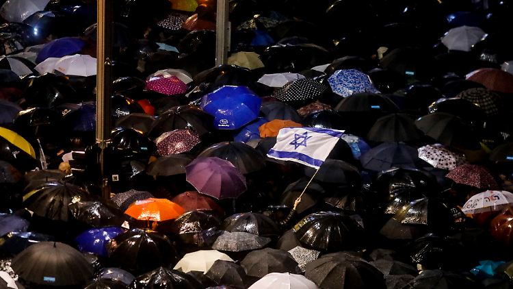 Trotz Regenwetter demonstrierten Zehntausende in Tel Aviv.