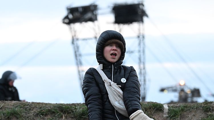 Überraschend taucht Greta Thunberg erneut bei Lützerath auf.