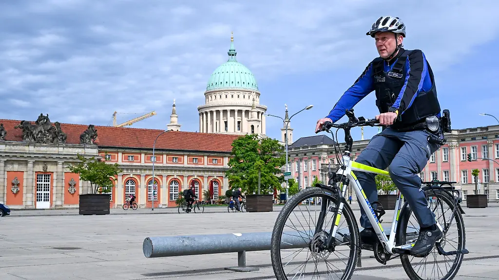 Polizeioberkommissar-Marco-Stein-kontrolliert-als-Fahrradstreife-als-Teil-des-Revierdienstes-das-richtige-Verhalten-von-Radfahrern-im-Strassenverkehr