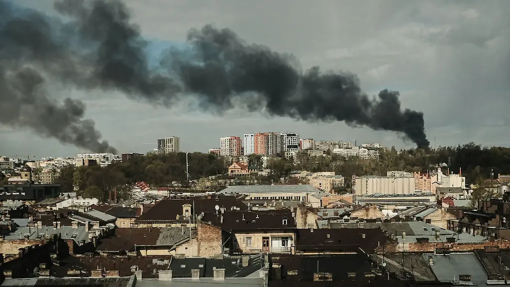 Rauch-steigt-nach-einem-Raketenangriff-auf-Lwiw-am-Horizont-auf