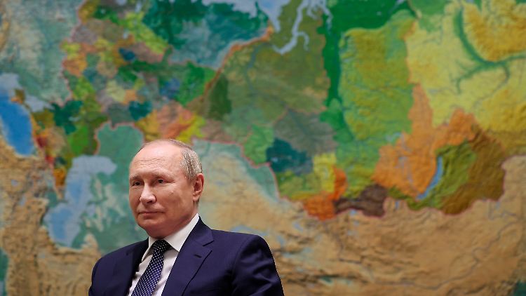 "Die Fortsetzung des Krieges ist genau das, was die Gesellschaft von Putin erwartet". sagt die Politologin Tatjana Stanowaja im Interview.  