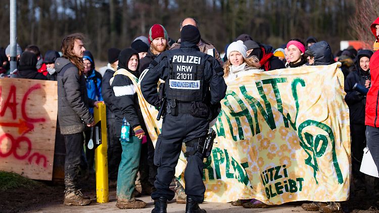 Nach den Zusammenstößen zwischen Demonstranten und Polizisten warfen sich beide Seiten Gewalttätigkeit vor.