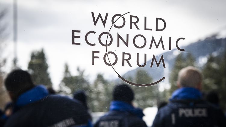 In Davos wird die Energie- und Lebensmittelkrise im Kontext des Klimawandels diskutiert sowie die Folgen von Inflation, niedrigem Wachstum und Schulden. 